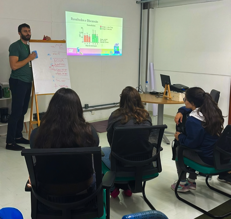 Aula com apresentação em sala