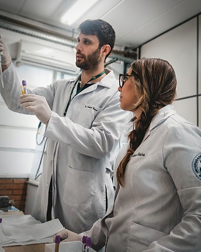 Pesquisadores trabalhando em laboratório