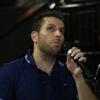 Pessoa falando ao microfone