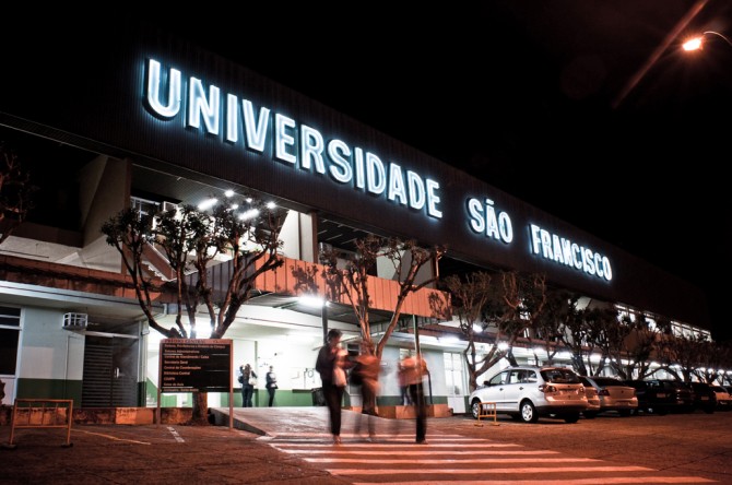 USF à noite